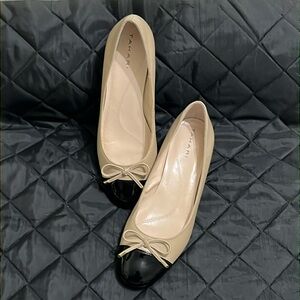 Pre-owned Tahari maisy cap leather flats